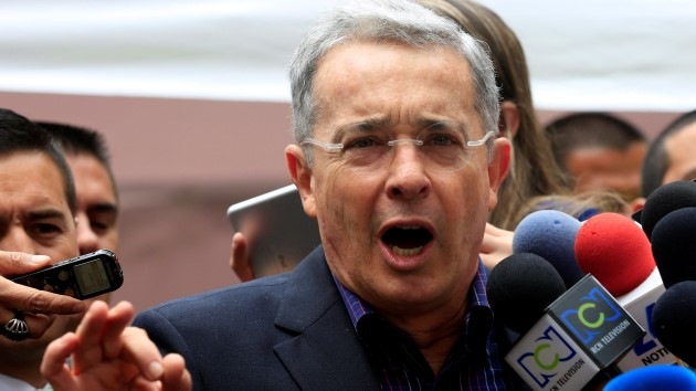 Acusan a Uribe de narcotráfico y paramilitarismo