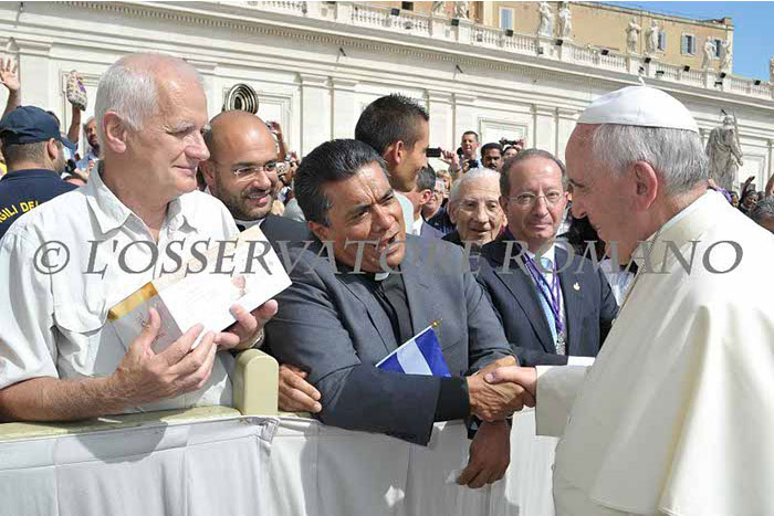 Monseñor Carballo saluda al Papa Francisco