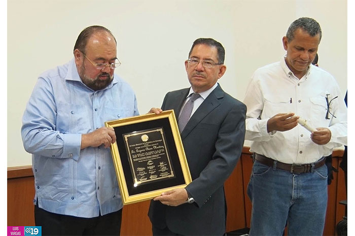 CSE otorga reconocimiento al Expresidente del TSE de El Salvador