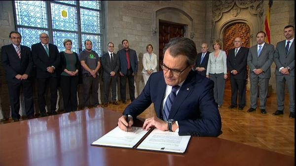Artur Mas firma el decreto de convocatoria de la consulta soberanista de Cataluña
