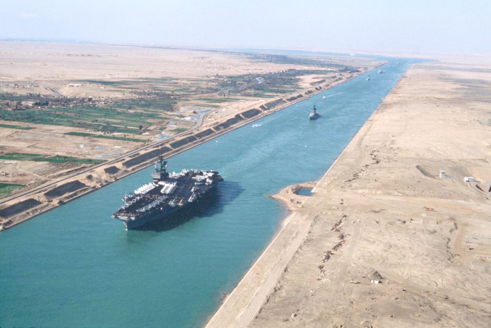 Ingresos y paso de buques al alza en Canal de Suez	