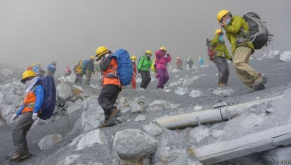 Más de 30 senderistas muertos tras erupción de volcán japonés