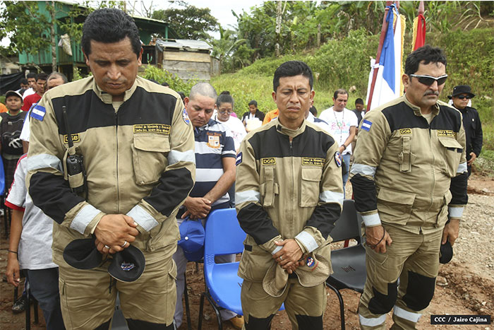Familias de mineros reciben viviendas en Bonanza