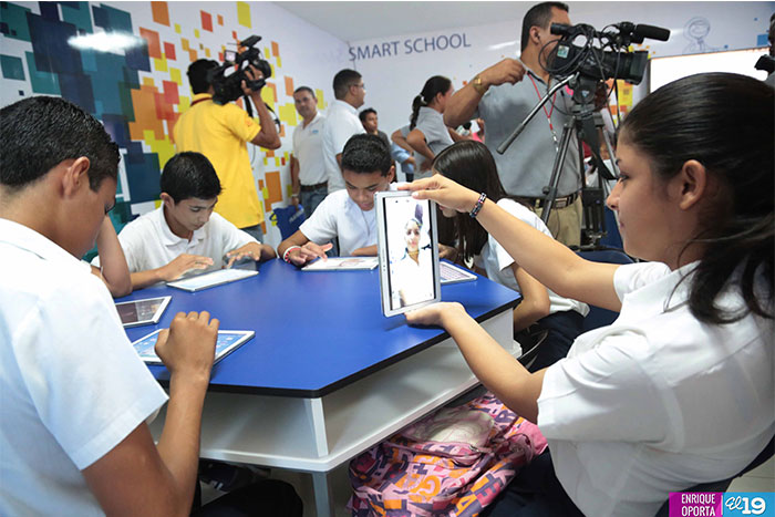 Gobierno y empresa privada desarrollan programa Smart School en centros educativos de la capital