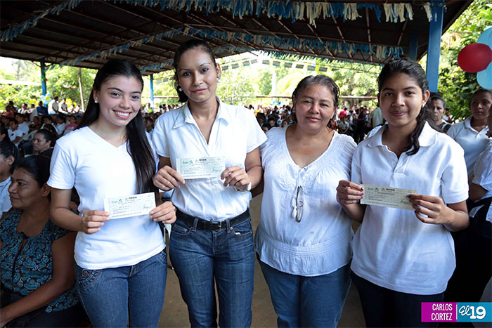 Gobierno entrega Bono Solidario de Promoción a bachilleres de Managua