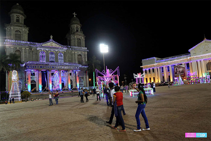 Espectacular juego de luces en Plaza de la Revolución y Plaza La Fe