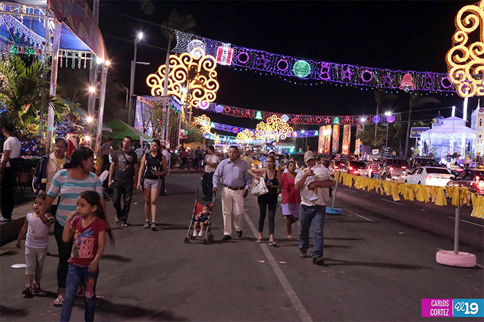 Familias nicaragüenses celebran a María en la Avenida de Bolívar a Chávez