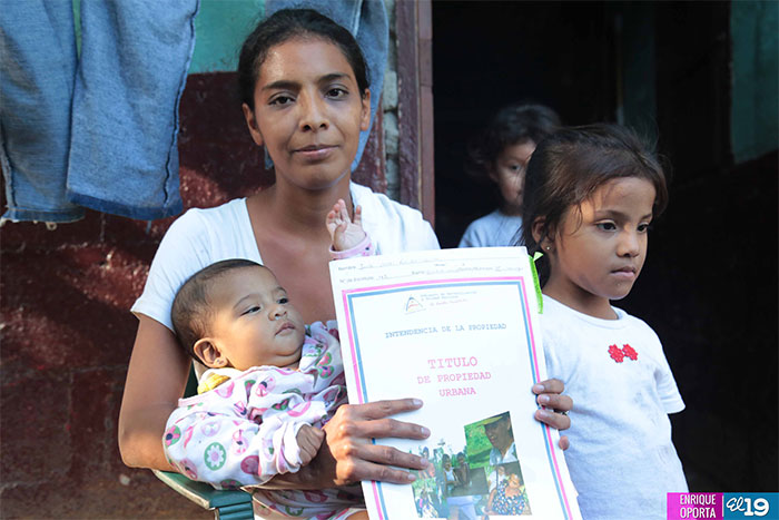 Familias de Managua perfilan nuevo porvenir con entrega de títulos