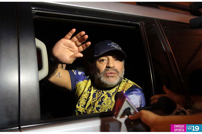 Daniel y Rosario saludan visita privada del Astro del Fútbol, Diego Armando Maradona