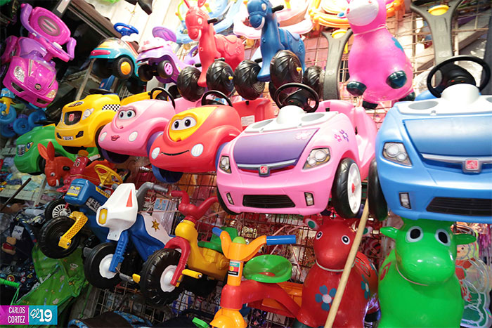 Artículos navideños y juguetes disponibles en Mercado Oriental