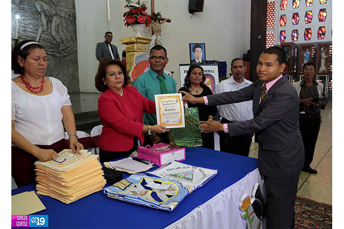 300 maestros de educación primaria obtienen su certificación