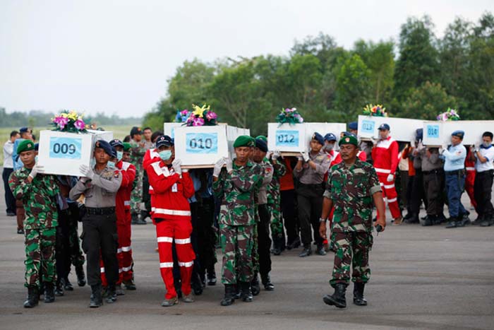 30 cuerpos han sido recuperados del avión de AirAsia