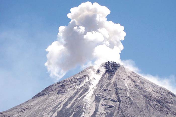 Volcán de Colima registra explosión y caída de ceniza