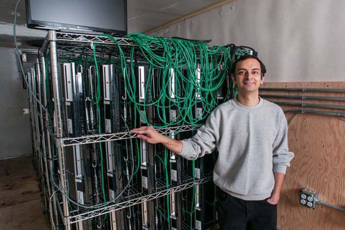 Un físico crea una supercomputadora a partir de 200 PlayStation para estudiar el cosmos