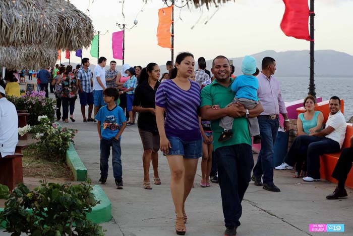 Nicaragüenses y extranjeros disfrutan domingo en familia en el Puerto Salvador Allende