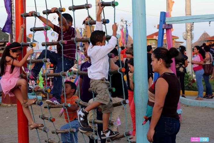 Nicaragüenses y extranjeros disfrutan domingo en familia en el Puerto Salvador Allende