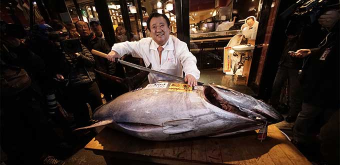Venden atún por más de 31.000 euros en subasta en Tokio