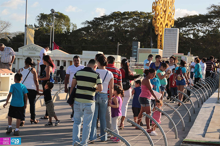Familias disfrutan de espacios de recreación en la capital