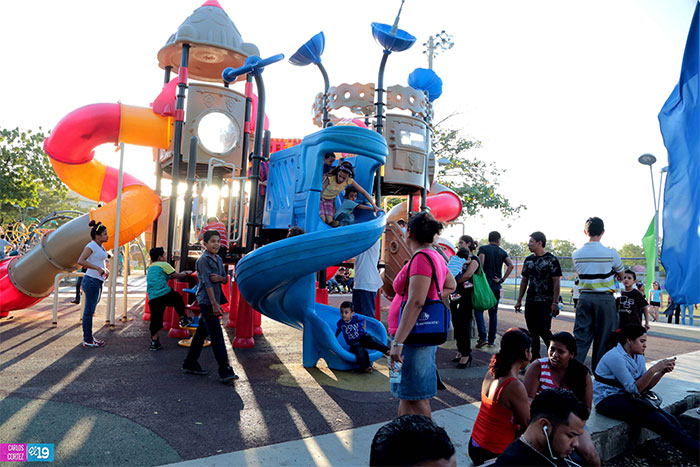 Familias disfrutan de espacios de recreación en la capital