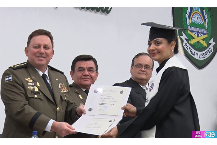 Ejército de Nicaragua y CIDS-UNAN gradúan a 30 maestrantes en Administración de Salud y Gerencia Hospitalaria