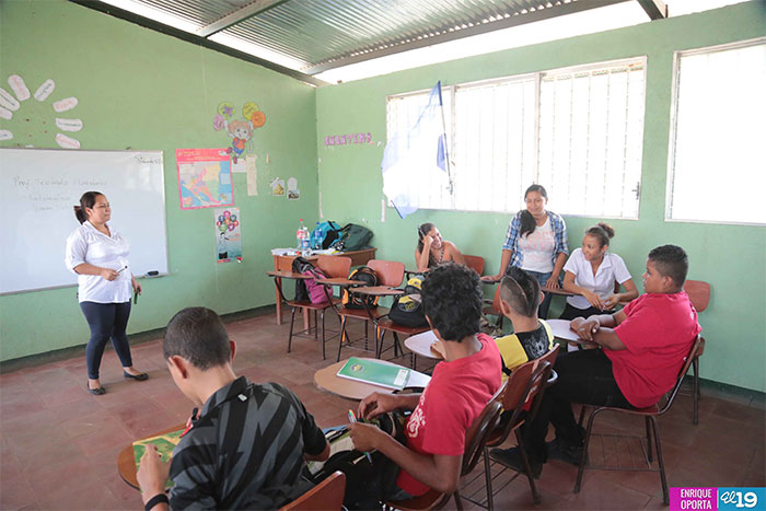 Estudiantes y maestros comprometidos con el programa de Secundaria Rural a Distancia