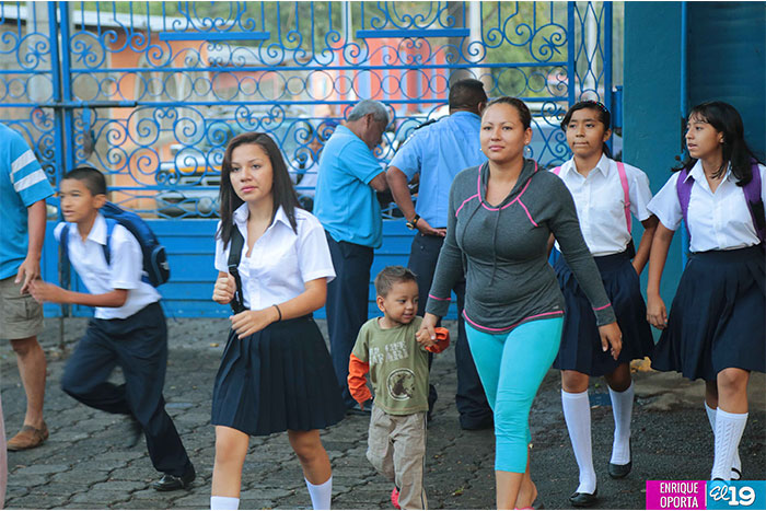 Estudiantes del Rigoberto López Pérez regresan a las aulas de clases