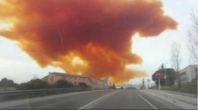 España: Explosión en una empresa química causa una nube tóxica y heridos