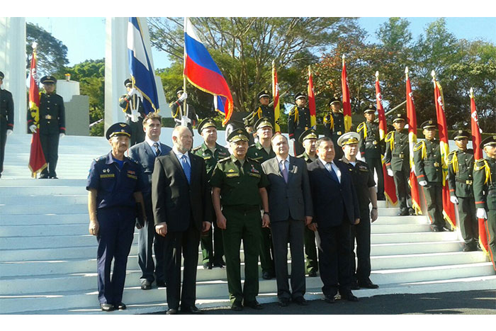 Ministro de Defensa de Rusia rinde honores en Monumento al Soldado de la Patria