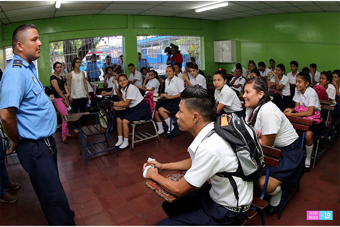 Policía Nacional realiza charla con jóvenes estudiantes en centros ...