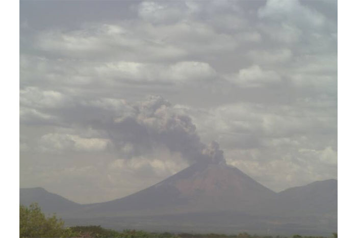 Dos explosiones en Volcán San Cristóbal