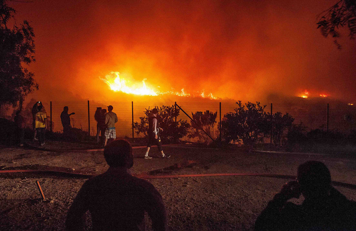 Chile decreta el estado de emergencia en Valparaíso y Viña del Mar por un gran incendio
