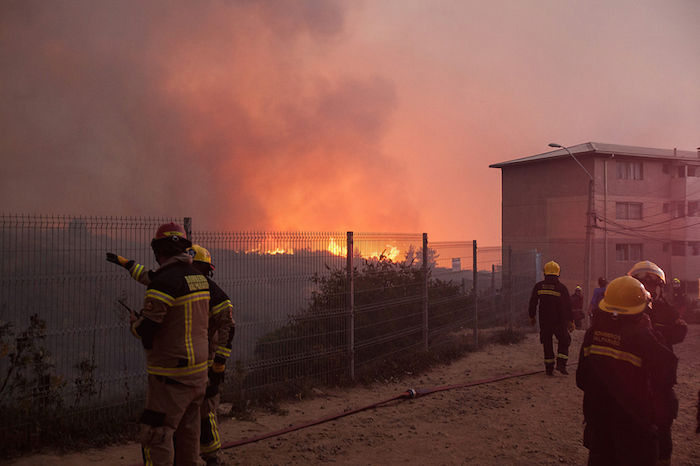 Chile decreta el estado de emergencia en Valparaíso y Viña del Mar por un gran incendio