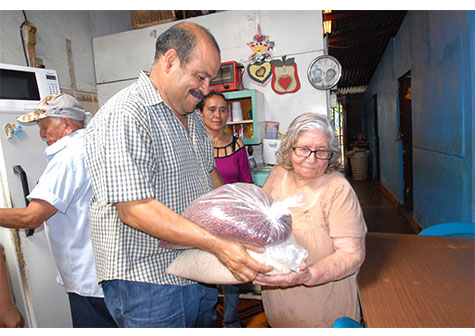 Entregan regalos a madres de Héroes y Mártires