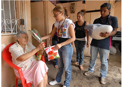 Entregan regalos a madres de Héroes y Mártires