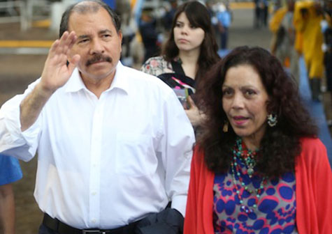 Daniel y Rosario saludan a las Madres Nicaragüenses