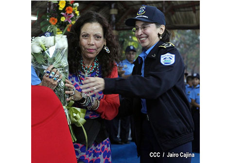 Daniel y Rosario saludan a las Madres Nicaragüenses