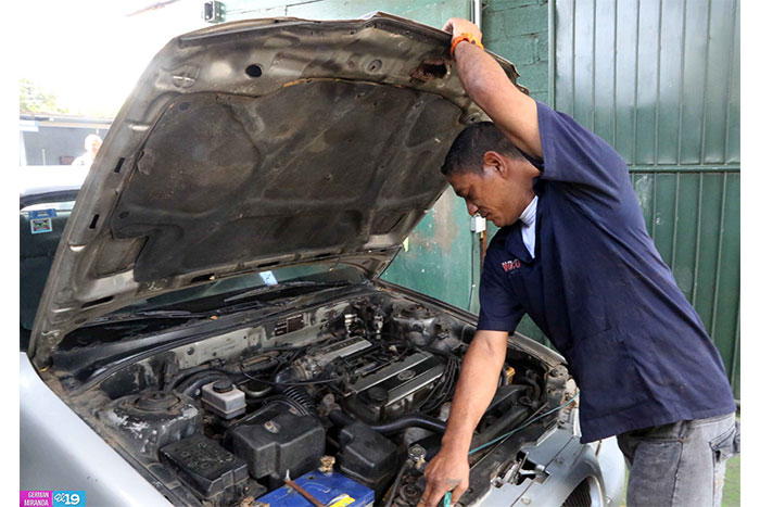 Conductores acuden a talleres autorizados para inspecciones de vehículos