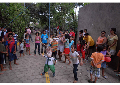 Familias de Comarca 'Las Flores' estrenan calle adoquinada