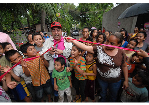 Familias de Comarca 'Las Flores' estrenan calle adoquinada