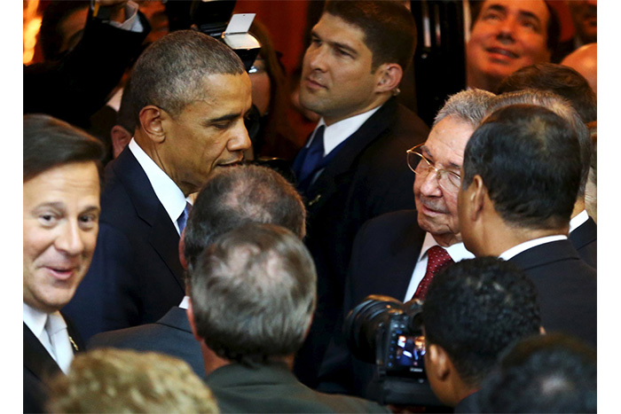 Raúl y Obama se saludan en inicio de VII Cumbre de las Américas (FOTOS y VIDEO)