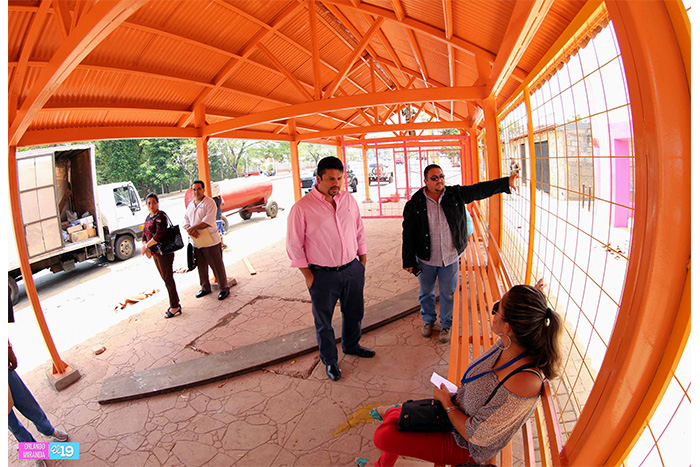 Inicia construcción de nuevas paradas de buses en 21 puntos de la capital