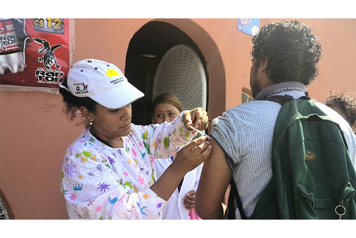 Brigadistas de salud desarrollan intensa jornada de vacunación en Barrio Mirna Ugarte