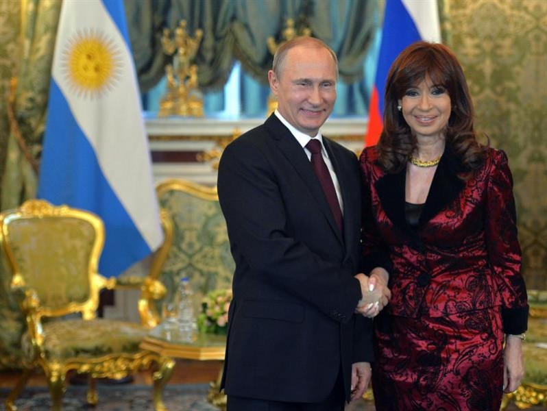 Vladímir Putin y Cristina Fernández firman documentos que refuerzan la cooperación estratégica