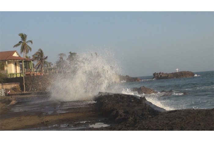 Elevación de temperaturas provoca penetración del mar en Poneloya