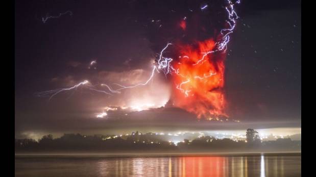Rayos en medio de una erupción volcánica: ¿Por qué se producen?