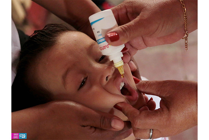 Familias asisten a días centrales de la vacunación