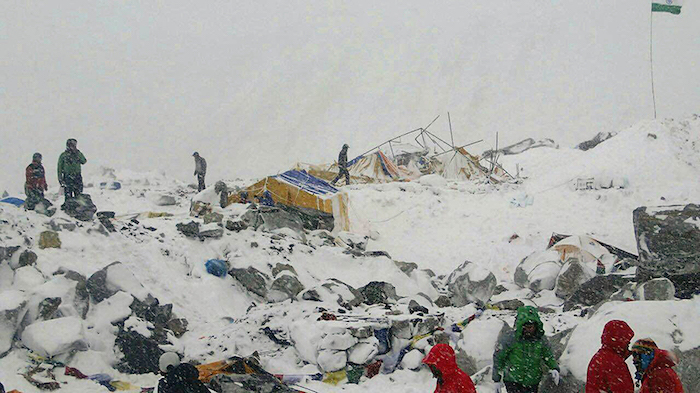 Sube a 80 cifra de muertos en el Everest tras sismo en Nepal 