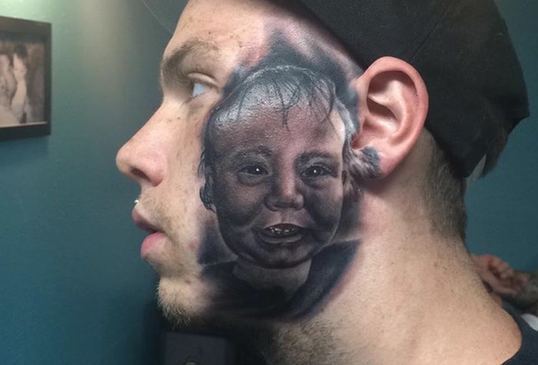 Papá se tatúa el rostro de su bebé