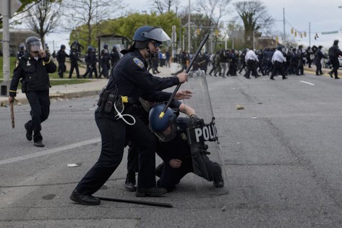 Gobernador de Maryland declara estado de emergencia tras enfrentamiento en Baltimore (FOTOS, VIDEO)