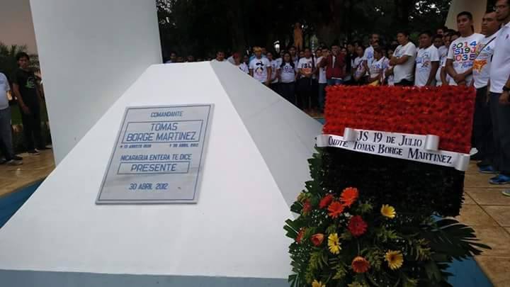 Juventud coloca ofrenda floral en Mausoleo del Comandante Borge